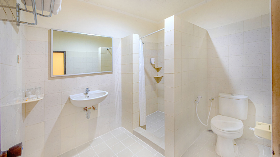 Bathroom 13