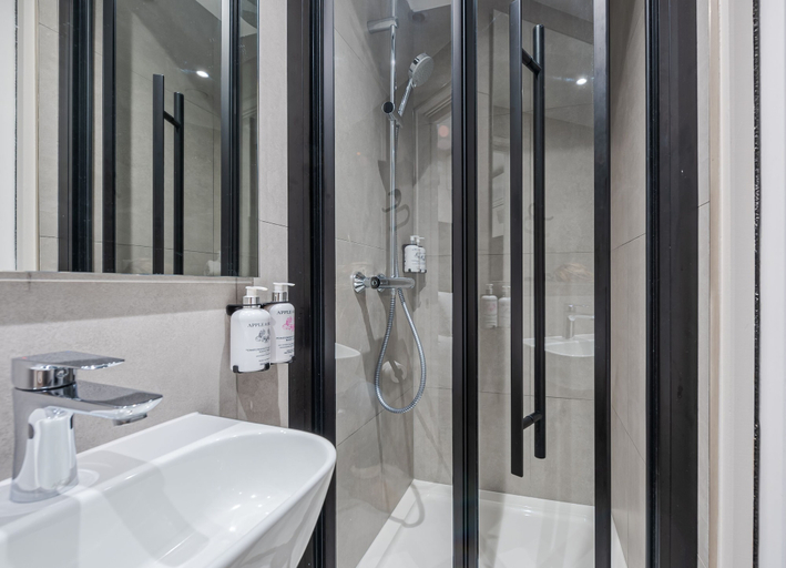 Bathroom 5, St Pancras Inn, London