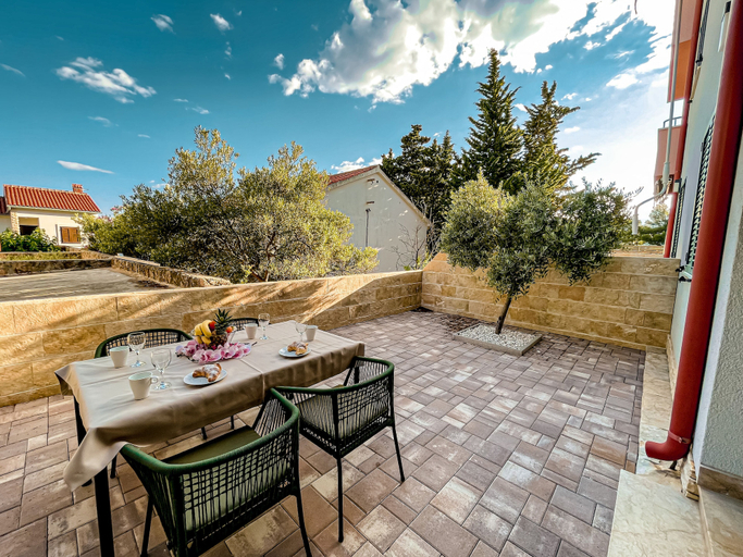 Others 5, Pinia apartments, Bol