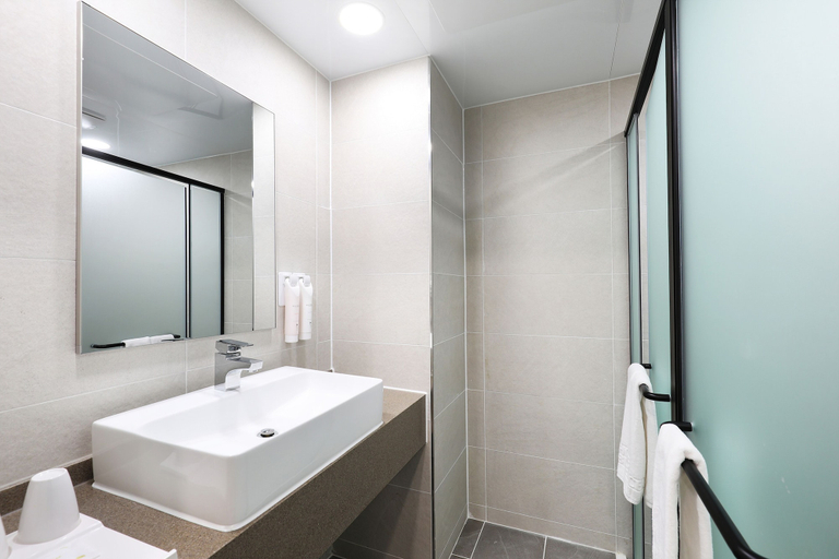 Bathroom 5, Mokpo Ocean Hotel, Muan