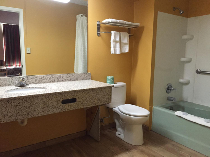 Bathroom 3, Parkway Inn Morristown, Hamblen