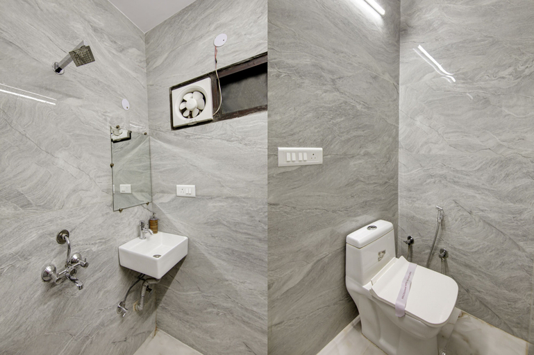 Bathroom 5, Hotel S B Inn Paharganj, Delhi