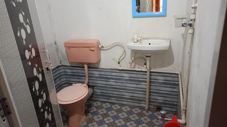 Bathroom 5, Ruwad Okum Bamboo Cottages by Urban, Jorhat