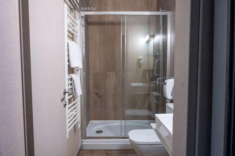 Bathroom 5, Hotel London B&B, Skopje