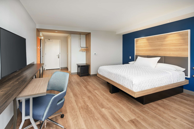 Bedroom 3, Tru By Hilton Ft. Lauderdale Airport, Broward