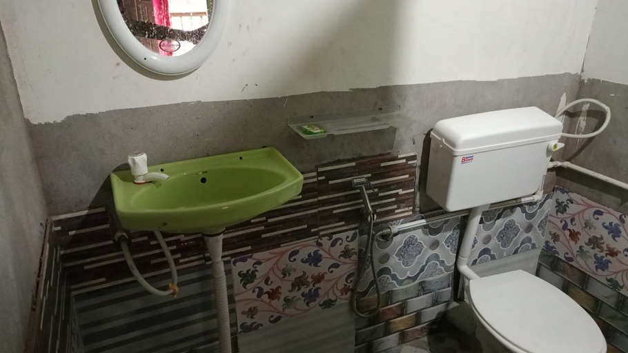 Bathroom 3, Ruwad Okum Bamboo Cottages by Urban, Jorhat