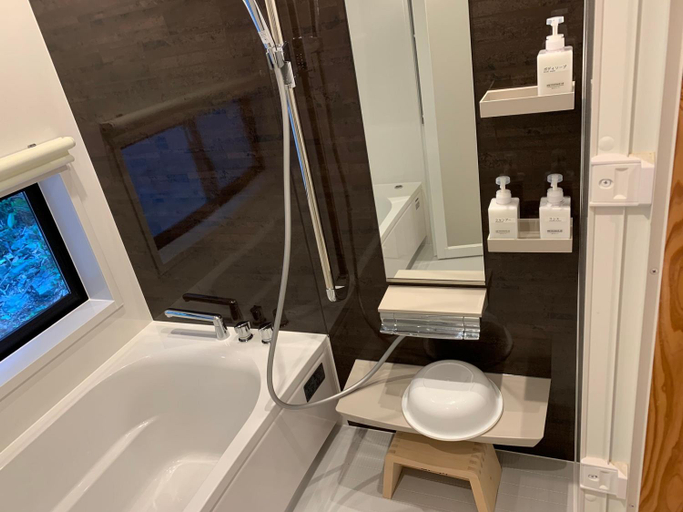 Bathroom 2, Mamuvilla in genka, Nago