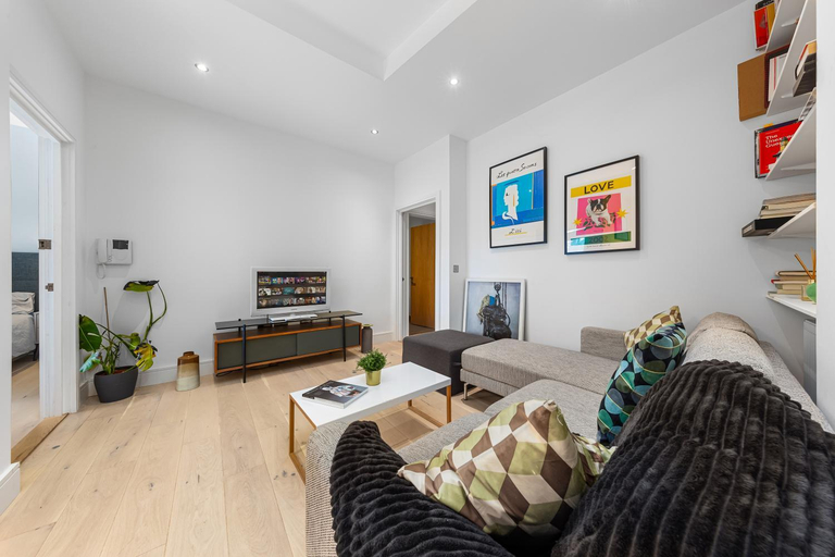 Others 2, Trendy 2 bed Flat in Greenwich with Car Parking, London