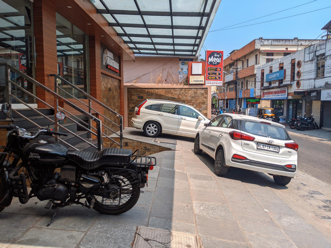 Hotel Feathers, Ernakulam