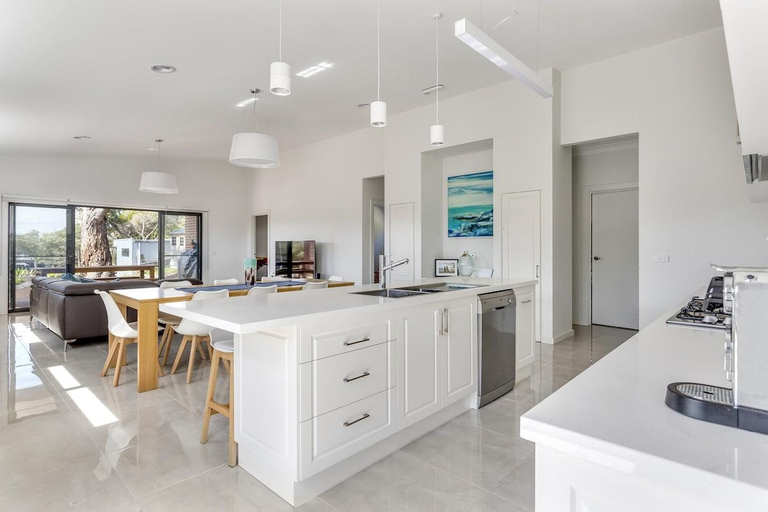 Others 2, Diamond Bay Beach House newly built brilliant spot, Melbourne
