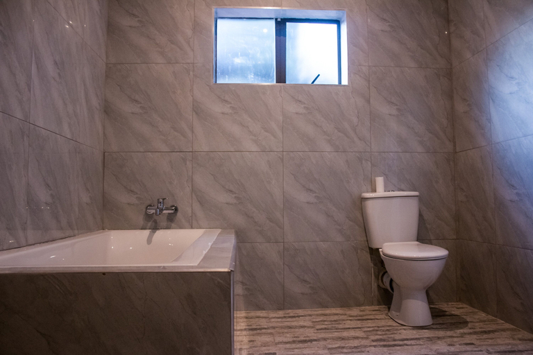 Bathroom 3, Kafusi Lodge, Hwange