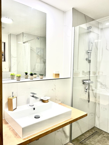 Bathroom 3, LikeDaheim Apartments, Wetteraukreis