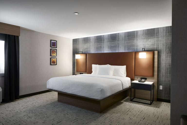 Bedroom 4, Hampton Inn Newark Airport, Newark