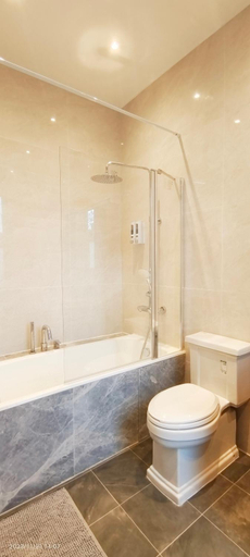 Others 2, Spacious Villa with Garden & Parking 6 Mins to Station, London
