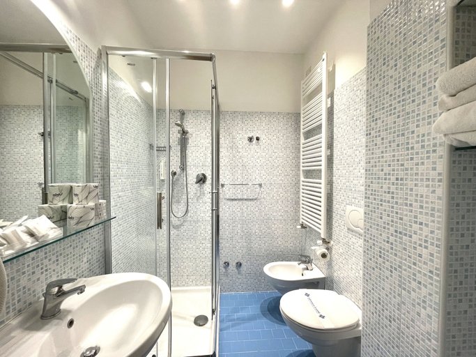 Bathroom 4, Hotel Eiffel, Rimini