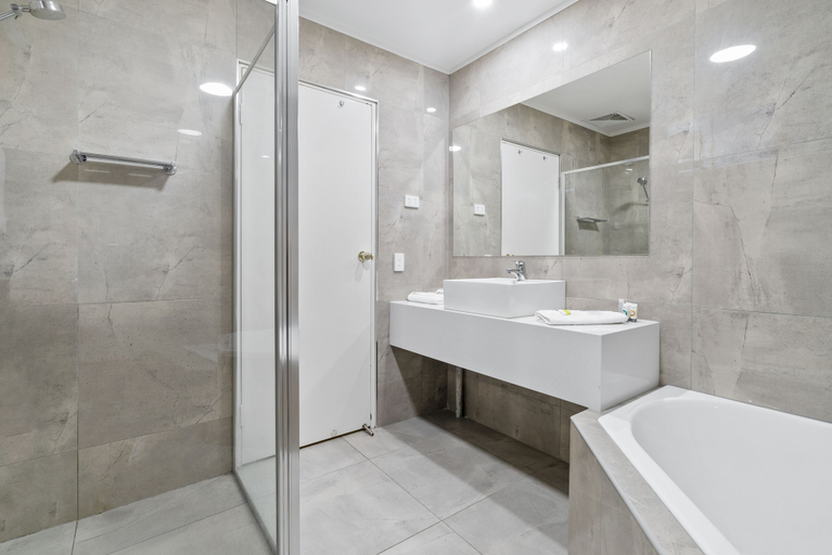 Bathroom 5, Sherbourne Terrace Hotel, Shepparton