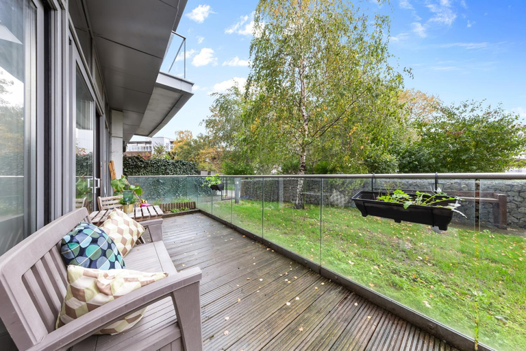 Others 3, Trendy 2 bed Flat in Greenwich with Car Parking, London