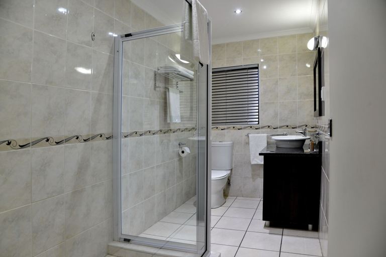 Bathroom 4, Cumberland Hotel Worcester, Cape Winelands