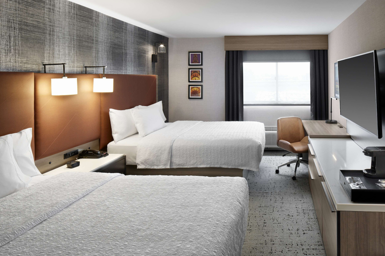 Bedroom 4, Hampton Inn Newark Airport, Newark