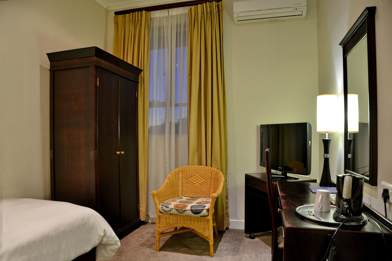 Bedroom 3, Cumberland Hotel Worcester, Cape Winelands