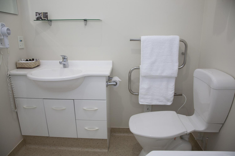 Bathroom 2, Westport Spa Motel, Buller