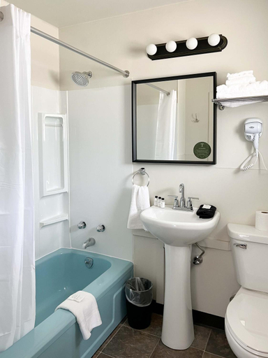 Bathroom 3, The Trail Inn - Melita, Manitoba - HWY 83, HWY 3, Division No. 5