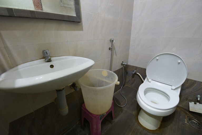 Bathroom 4, hotel king park, Puducherry