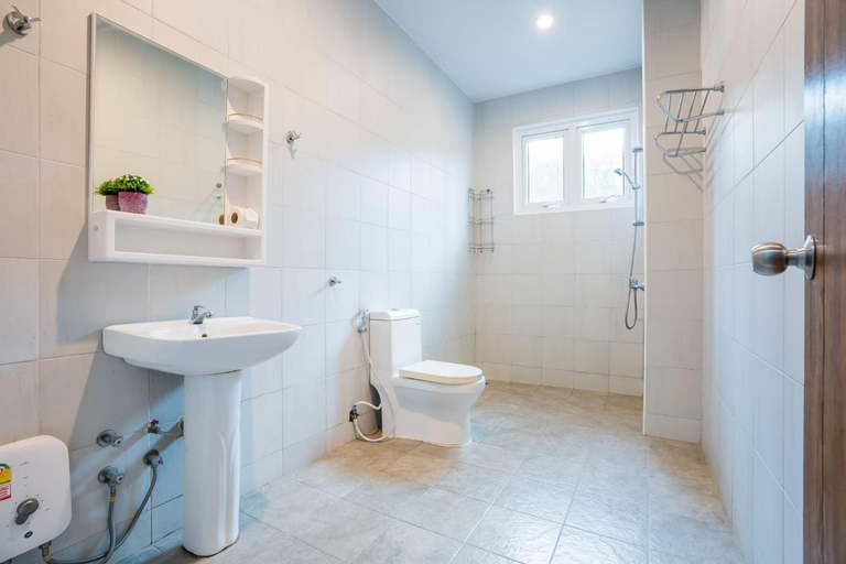Bathroom 2, New Day Pool Villa Pattaya, Sattahip