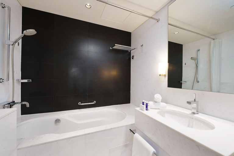 Others 2, Maison Privee - Dazzling Studio w/ Direct Burj Khalifa Views, Dubai