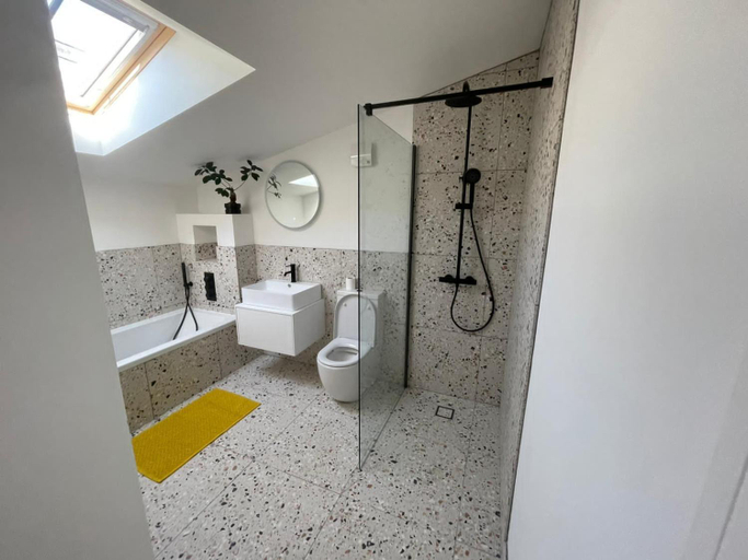 Bathroom 2, Ideal Bristol getaway - 3 bed harbourside home, Bristol