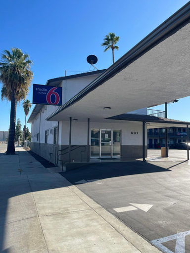Exterior & Views 2, Studio 6 Suites – San Bernardino, CA, San Bernardino