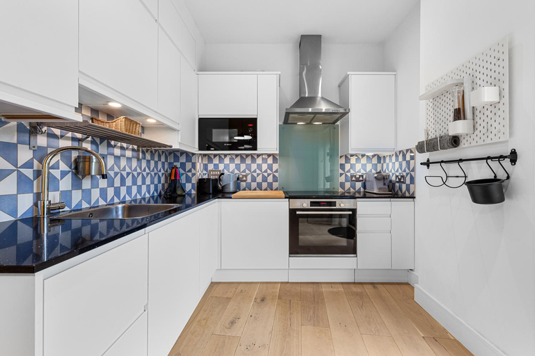Others 5, Trendy 2 bed Flat in Greenwich with Car Parking, London