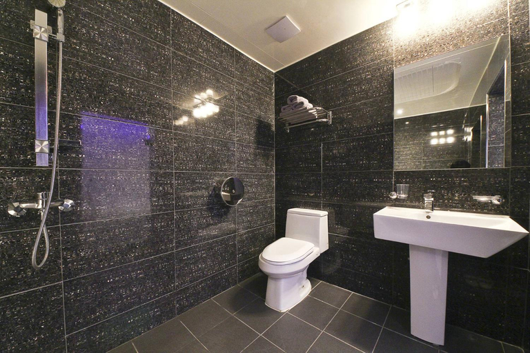 Bathroom 5, Carlton Hotel, Nam