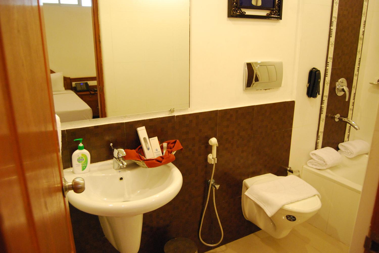 Bathroom 4, Hotel Rajadhani, Thiruvananthapuram