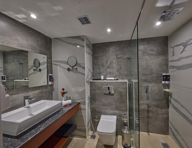 Bathroom 5, Golden Tulip Tirupati, Chittoor