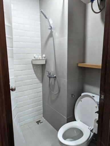 Bathroom, Japanese Muji Style 2 Bedroom Apartment, Bandung