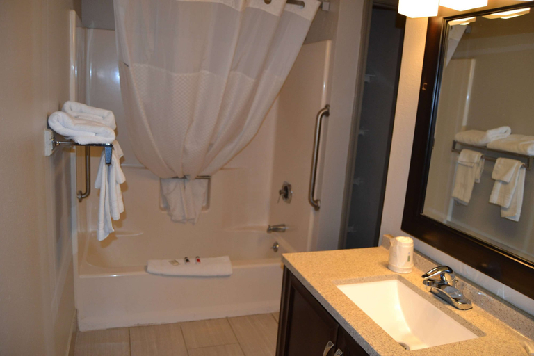 Bathroom 4, Days Inn and Suites by Wyndham Sikeston, Scott
