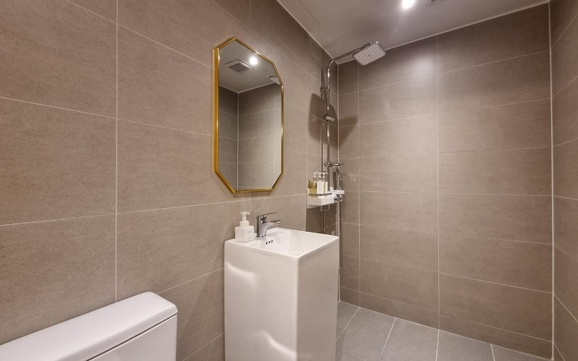 Bathroom 13