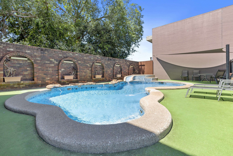 Sport & Beauty 3, Sherbourne Terrace Hotel, Shepparton