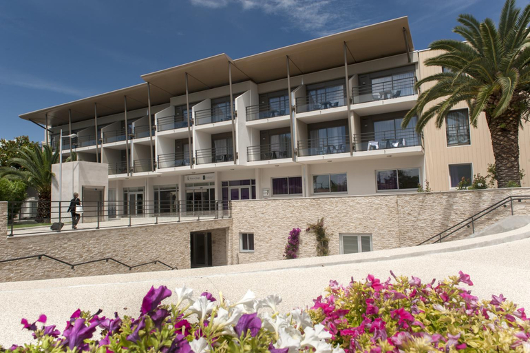 Exterior & Views
