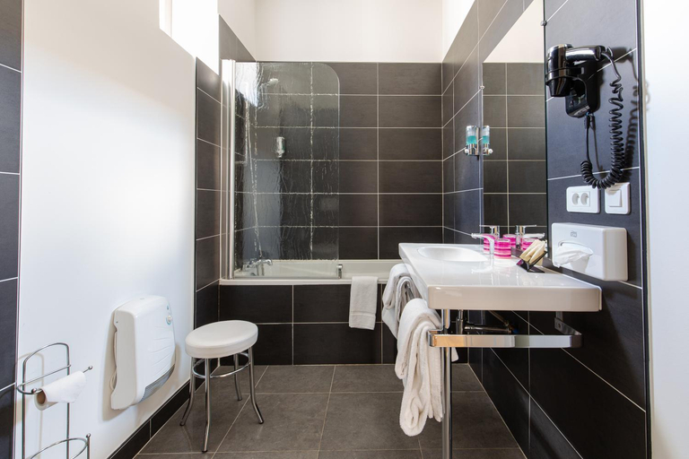 Bathroom 5, Hotel Le Renoir , Dordogne