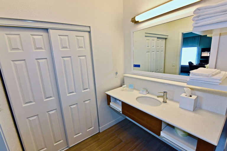 Bathroom 4, Hampton Inn Kirksville, Adair