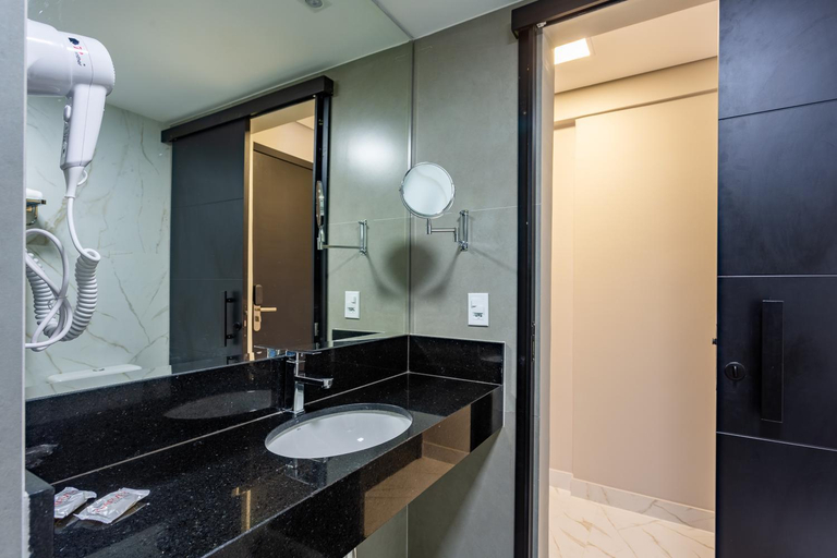 Bathroom 4, Apart Hotel Centro de Brasilia - Garvey Park Hotel 536, Brasília