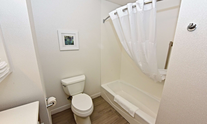 Bathroom 4, Hampton Inn Kirksville, Adair