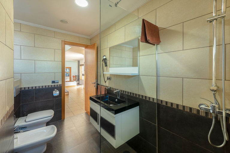 Bathroom 4, Camelot Holiday Homes by LIVVO, Las Palmas