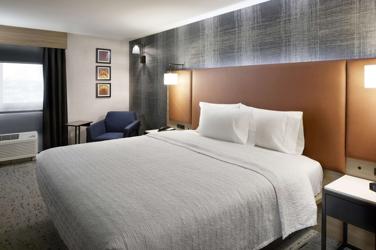 Bedroom 4, Hampton Inn Newark Airport, Newark