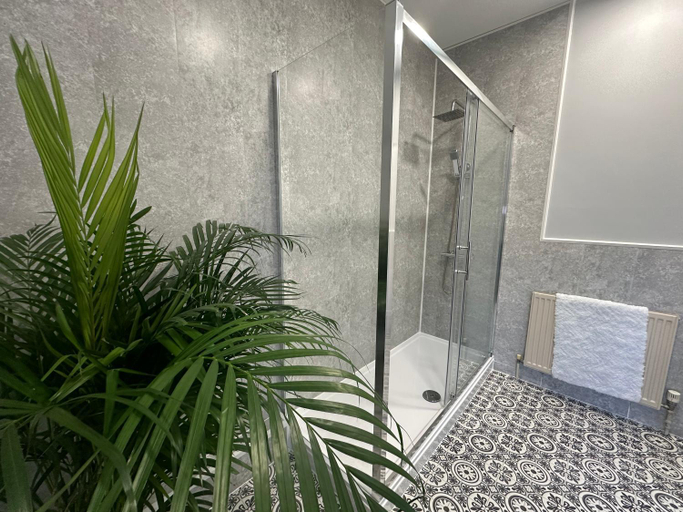 Bathroom 2, The Unicorn Inn, Staffordshire