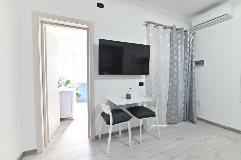 Others 4, IzzHome Cozy Room, Cagliari