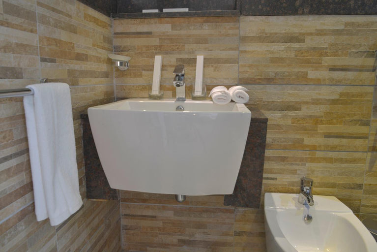 Bathroom 4, La Maison Royale, Westlands
