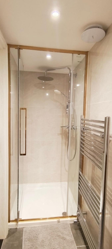 Others 4, Spacious Villa with Garden & Parking 6 Mins to Station, London